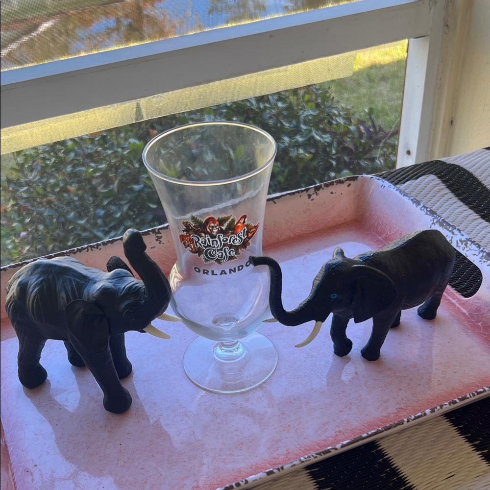 # 0895+ Rainforest Cafe Glass W/ 2 Elephant Figurines